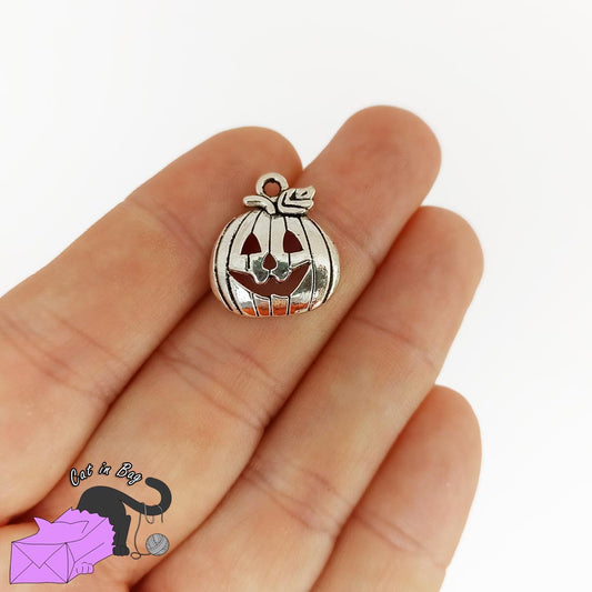 6 charms with Halloween pumpkin