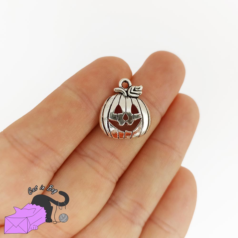 6 charms with Halloween pumpkin