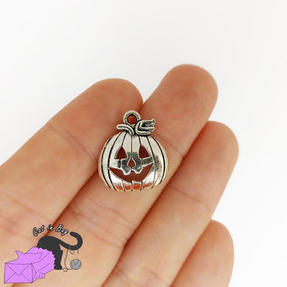 6 charms with Halloween pumpkin